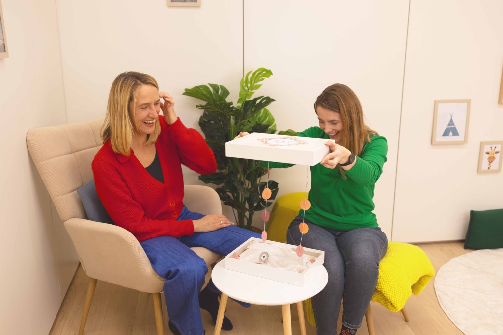 Zwei Frauen sind begeistert über ein selbst gemachtes Spiel